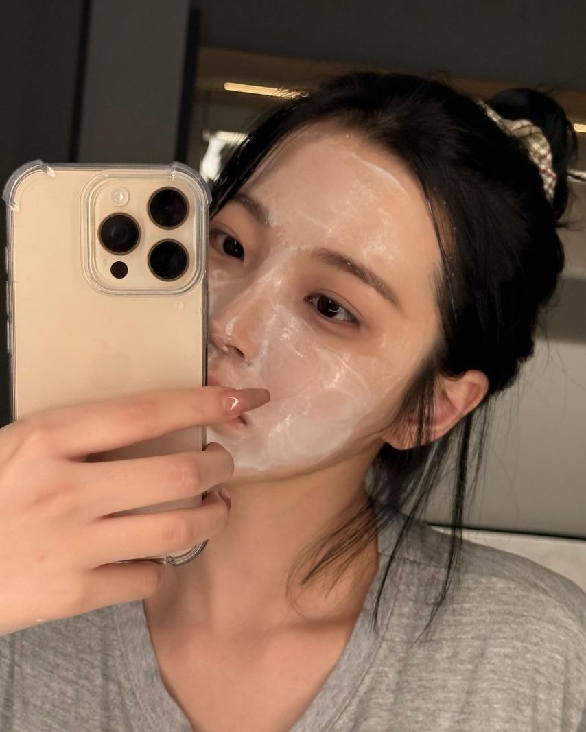 cloudieary's tweet photo. night routine! 🛋♥️ https://t.co/5etucH2H2N