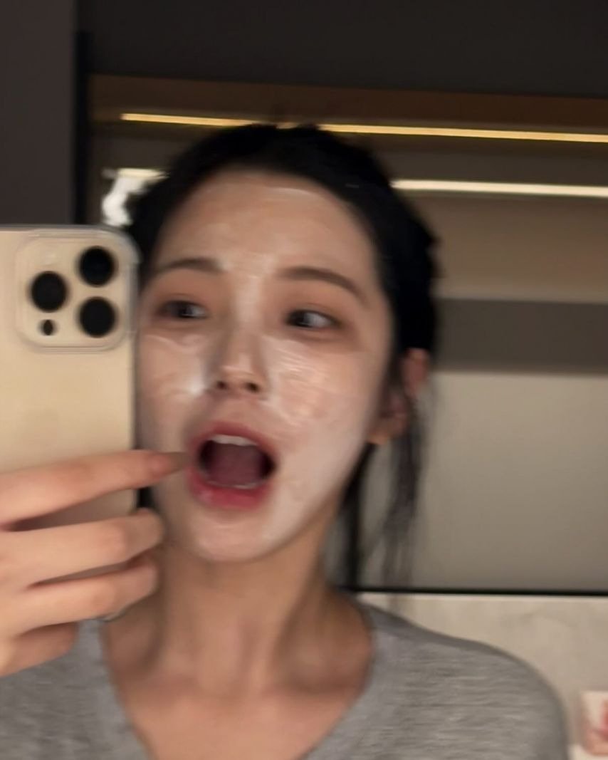 cloudieary's tweet photo. night routine! 🛋♥️ https://t.co/5etucH2H2N