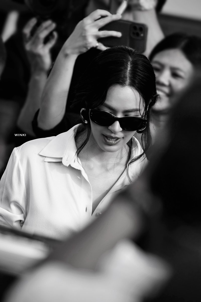 winkiloka_lo's tweet photo. 260929 Dior - off work 

BOSS 🖤🫡🕶️😎 Lingling Kwong

LINGORM BA DIOR AT PFW
#DiorSummer27xLingOrm
#LinglingKwong #LingLingKwongxDiorSummer27
 #Dior #DiorSummer27 #PFW

@linglingsirilak @Dior @XFashion https://t.co/H8wPacOFA3