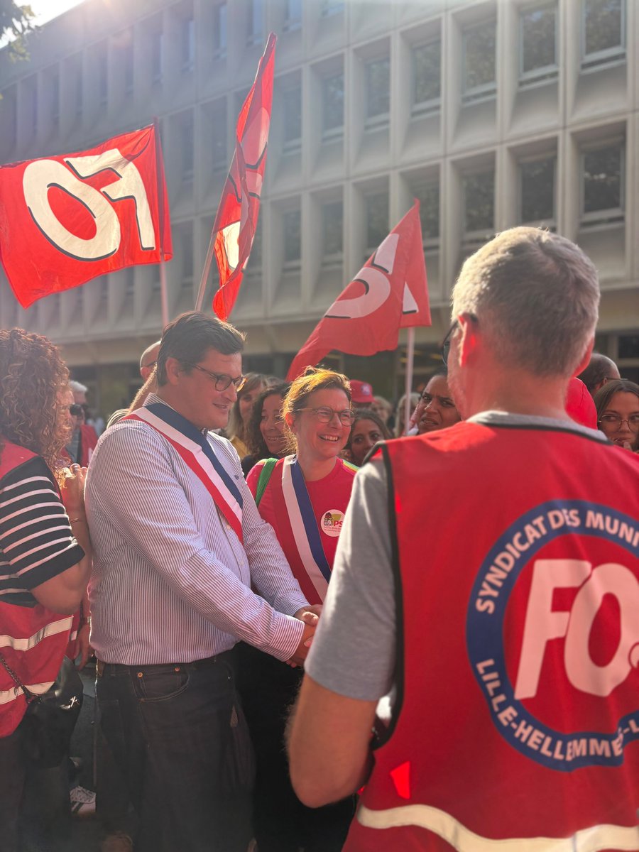 Ardeslandes's tweet photo. Aujourd'hui, des agents publics se rassemblent partout en France à l’appel des syndicats. Depuis hier, des lycéens bloquent leurs établissements. 
Deux mobilisations, un même message : on ne fait pas tenir l'école, les secours ou les services publics de proximité avec des moyens qui s'épuisent et des salaires qui ne suivent plus.

Le service public et la jeunesse ne sont pas des variables d'ajustement. Ils méritent des moyens, du respect et de l'écoute.
Considérer celles et ceux qui font vivre avec conviction le service public ;
Leur donner les moyens de leurs missions ; 
Soutenir les carrières et revaloriser les salaires ; 
Ce ne sont pas des dépenses ou des petits choix comptables. C’est un choix de société. 

Alors que les discussions sur le budget 2027 s'ouvrent jeudi, ce choix doit être fait. Des engagements forts doivent être pris.