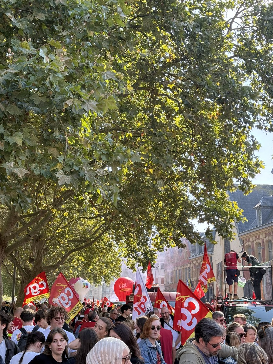 Ardeslandes's tweet photo. Aujourd'hui, des agents publics se rassemblent partout en France à l’appel des syndicats. Depuis hier, des lycéens bloquent leurs établissements. 
Deux mobilisations, un même message : on ne fait pas tenir l'école, les secours ou les services publics de proximité avec des moyens qui s'épuisent et des salaires qui ne suivent plus.

Le service public et la jeunesse ne sont pas des variables d'ajustement. Ils méritent des moyens, du respect et de l'écoute.
Considérer celles et ceux qui font vivre avec conviction le service public ;
Leur donner les moyens de leurs missions ; 
Soutenir les carrières et revaloriser les salaires ; 
Ce ne sont pas des dépenses ou des petits choix comptables. C’est un choix de société. 

Alors que les discussions sur le budget 2027 s'ouvrent jeudi, ce choix doit être fait. Des engagements forts doivent être pris.