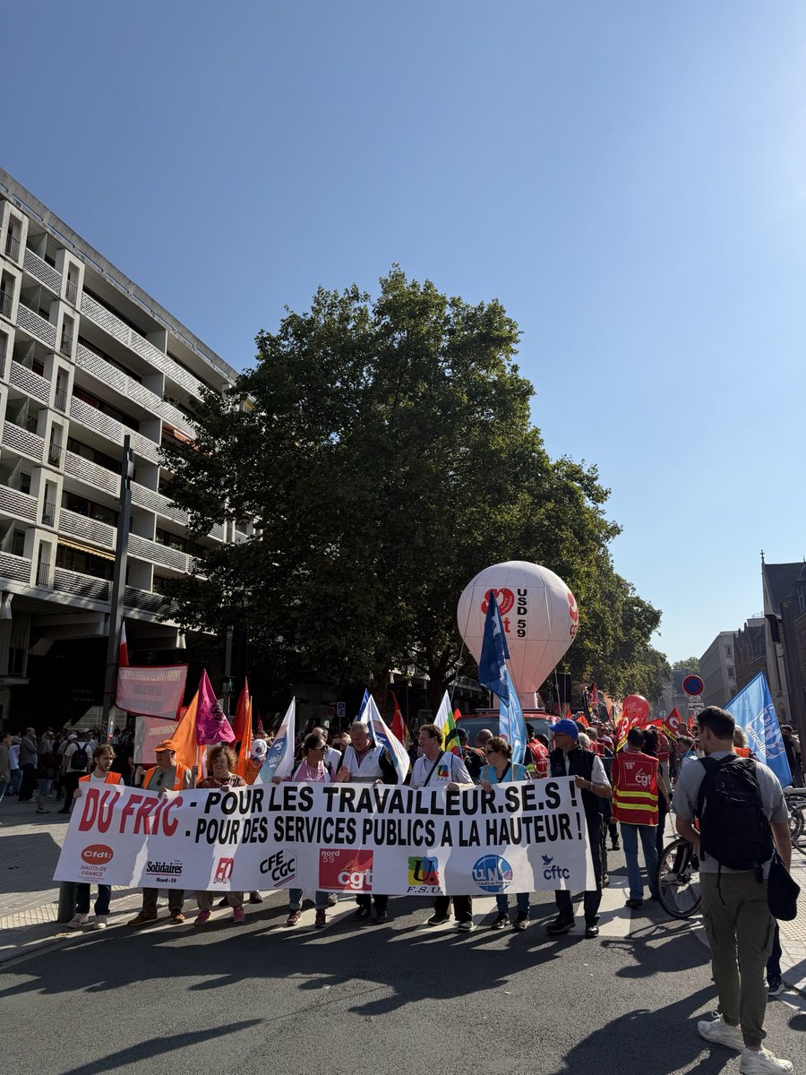Ardeslandes's tweet photo. Aujourd'hui, des agents publics se rassemblent partout en France à l’appel des syndicats. Depuis hier, des lycéens bloquent leurs établissements. 
Deux mobilisations, un même message : on ne fait pas tenir l'école, les secours ou les services publics de proximité avec des moyens qui s'épuisent et des salaires qui ne suivent plus.

Le service public et la jeunesse ne sont pas des variables d'ajustement. Ils méritent des moyens, du respect et de l'écoute.
Considérer celles et ceux qui font vivre avec conviction le service public ;
Leur donner les moyens de leurs missions ; 
Soutenir les carrières et revaloriser les salaires ; 
Ce ne sont pas des dépenses ou des petits choix comptables. C’est un choix de société. 

Alors que les discussions sur le budget 2027 s'ouvrent jeudi, ce choix doit être fait. Des engagements forts doivent être pris.