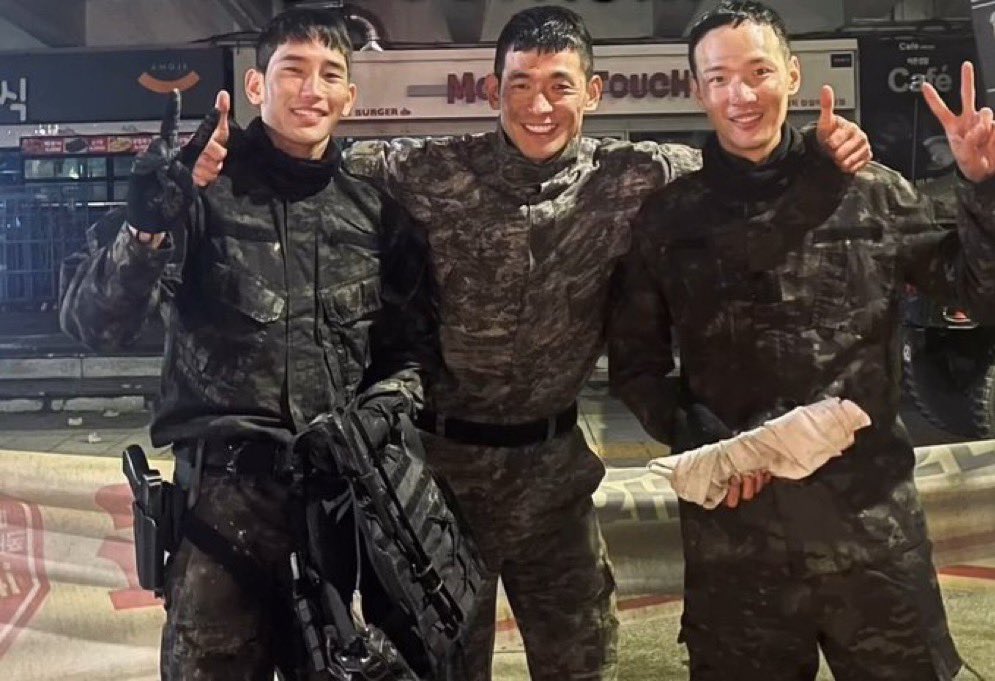 sttu196's tweet photo. 가운데 소개 시켜 줘 https://t.co/aKmchrKR89