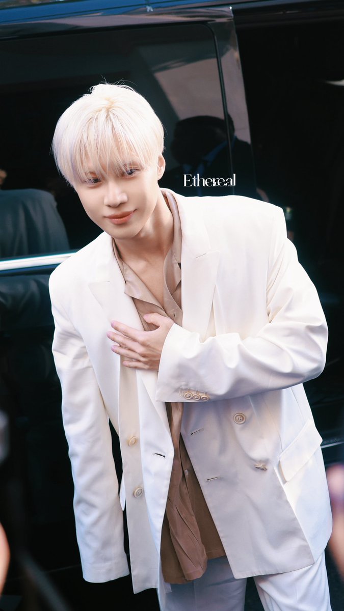 Ethereal_718's tweet photo. 𝟐𝟔𝟎𝟗𝟐𝟗 

𝐌𝐚𝐢𝐬𝐨𝐧 𝐌𝐚𝐫𝐠𝐢𝐞𝐥𝐚 𝐒𝐩𝐫𝐢𝐧𝐠 𝐒𝐮𝐦𝐦𝐞𝐫   
                      𝟐𝟎𝟐𝟕 𝐬𝐡𝐨𝐰

                          🤍💛
#태민 #TAEMIN #テミン #泰民 
#TAEMINxMaisonMargielaSS27
#TAEMINxMaisonMargiela
#MaisonMargiela https://t.co/b6qciQrdu3