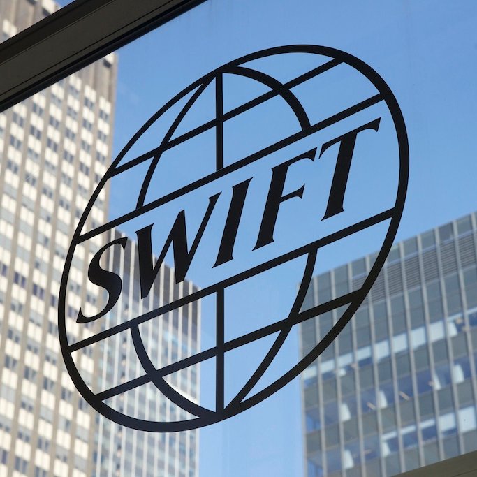 CriptoNoticias's tweet photo. 🔗 Chainlink lanzó integración que conecta los sistemas de la banca tradicional con la red Swift para depósitos tokenizados. La herramienta apoya las pruebas transfronterizas de Swift donde 17 entidades globales participan en la fase piloto con depósitos tokenizados. https://t.co/MJnuI2sepx