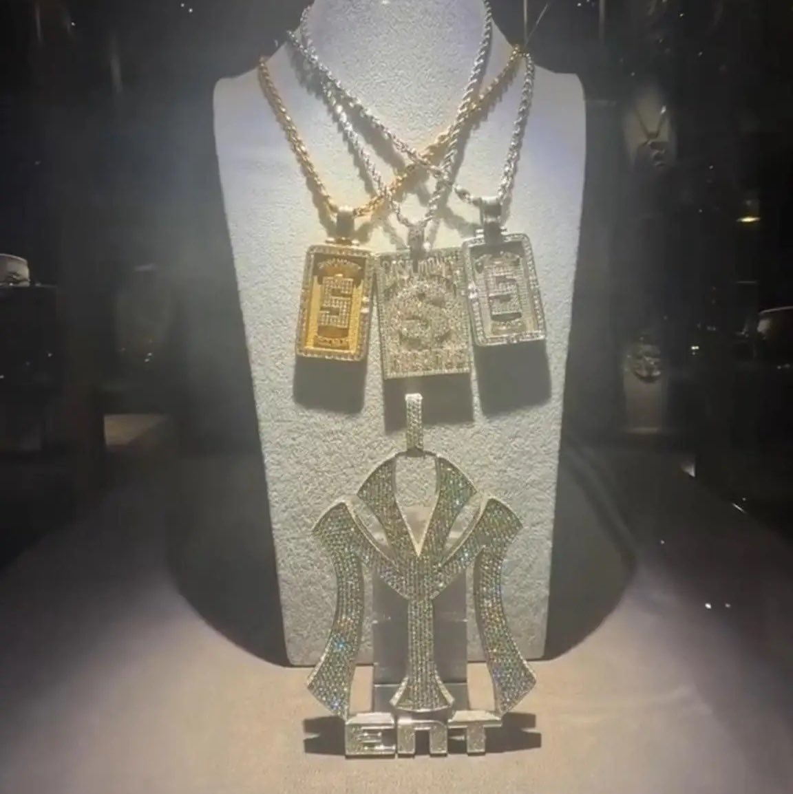 CityLights_RAW's tweet photo. ‘09 they was biddin’ on me 
But I’m Young Money, got it written on me

“You Think You Guys Can Buy Our Artifacts Like How We Buy Your Artifacts, 
No, It's In The Family, Dummy!”😤🦉 https://t.co/bg6HOQ0WpL