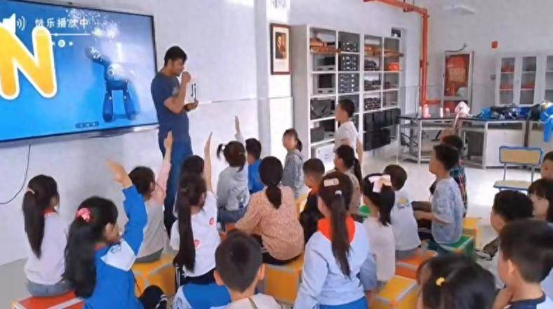 NikiaAtteragw's tweet photo. En la clase de espaol, mi compaero intentó pronunciar "chocolate" pero salió "choclate". El profesor se rió tanto que se olvidó de corregir los deberes. https://t.co/uWsxBAUim8