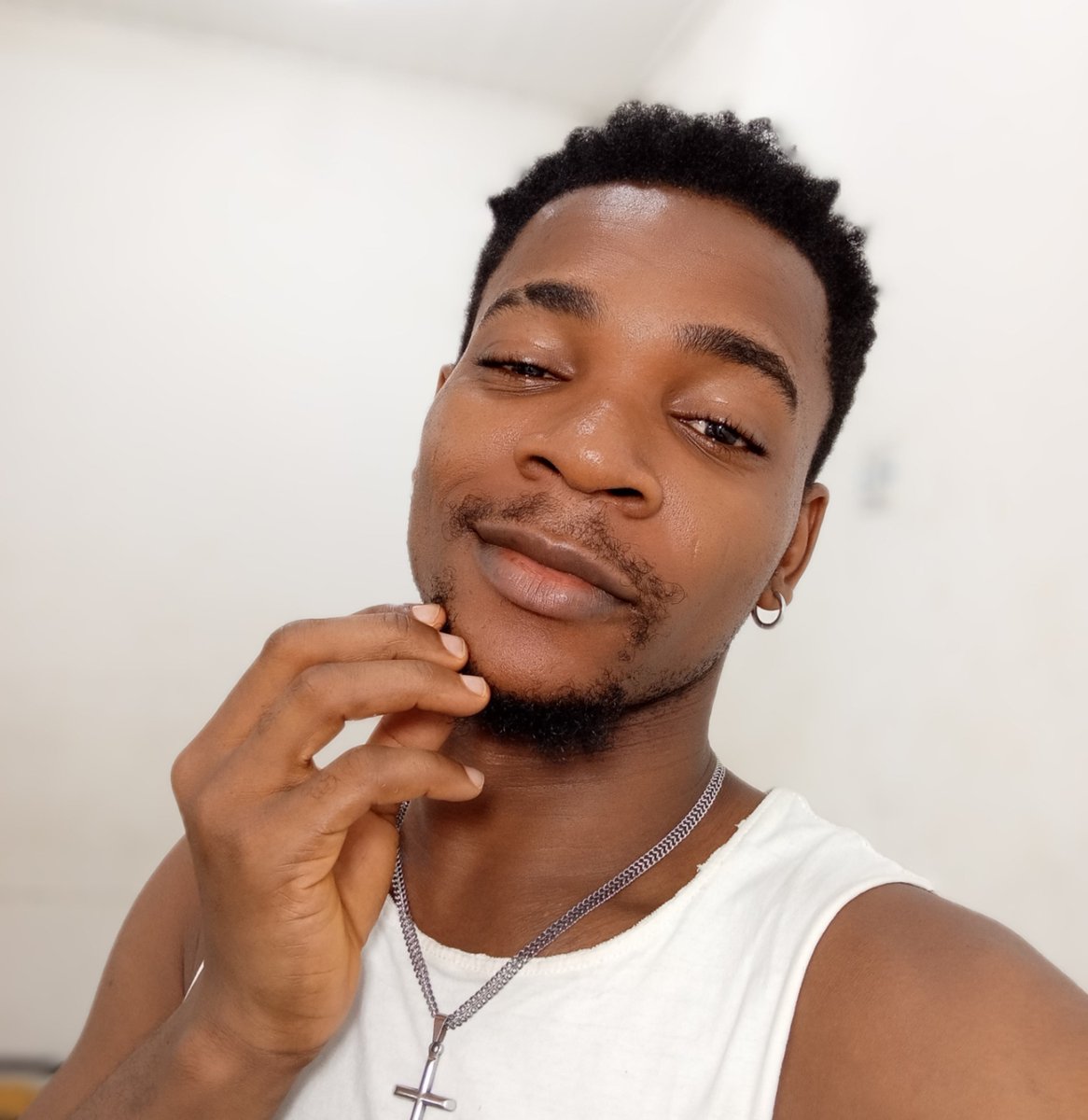 Dewhiteleather's tweet photo. Big ups to the ladies who reject us straight up without draining our time or pockets, Hundred for you 🤗 https://t.co/vRW2UbWjDI