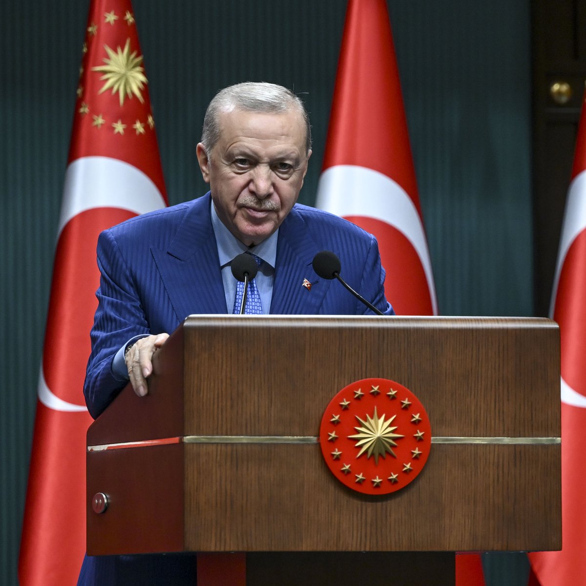 bpthaber's tweet photo. Cumhurbaşkanı Erdoğan:

— Kimseye tolerans göstermeyiz. Devletin, milletin malına el uzatanla bizim işimiz olmaz.

— Nefsine yenik düşenle vedalaşırız. Ajandası farklı olanlar çıkabilir. İnsanlığa hizmet davamızla aramıza kimse giremez, giremeyecek.

— AK Parti, adı gibi ak bir partidir, ismiyle müsemma bir partidir.

— Kimileri yolunu şaşırdı, kimileri nefsinin esiri oldu, kimilerini şeytan aldattı. Kimileri de bu tertemiz hareketi kirletmek için özellikle aramıza sızdı, sızdırıldı.

—  Kimse bu partinin aklığına halel getiremez, o aklığa leke süremez. Bu harekete emek vermiş, omuz vermiş hiç kimseye haksızlık, vefasızlık etmeyiz.