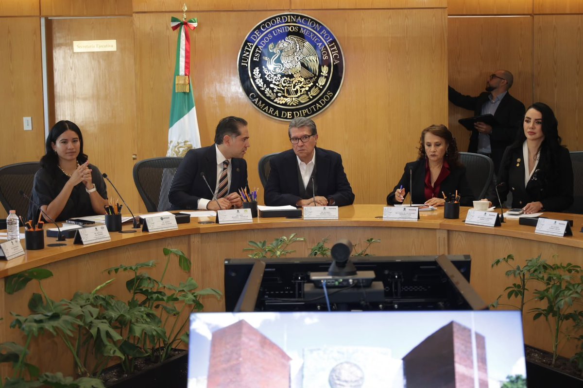 RaulBCCue's tweet photo. ¡Buen martes! Iniciamos la jornada en reunión de la Junta de Coordinación Política #JUCOPO de la Cámara de @Mx_Diputados, en la que se construyen los acuerdos necesarios para llevar acabo la agenda legislativa de la semana.

¡Excelente martes, ánimo! https://t.co/DjaRjqvcqo