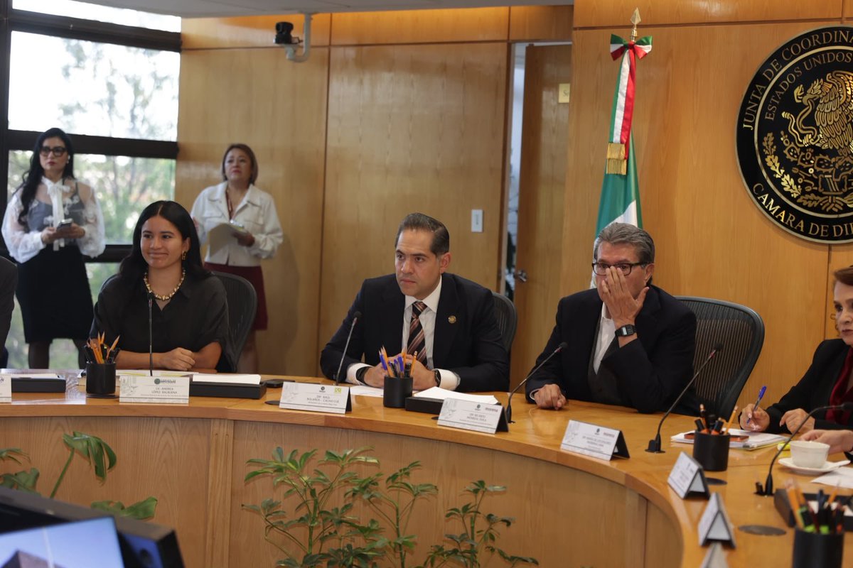 RaulBCCue's tweet photo. ¡Buen martes! Iniciamos la jornada en reunión de la Junta de Coordinación Política #JUCOPO de la Cámara de @Mx_Diputados, en la que se construyen los acuerdos necesarios para llevar acabo la agenda legislativa de la semana.

¡Excelente martes, ánimo! https://t.co/DjaRjqvcqo