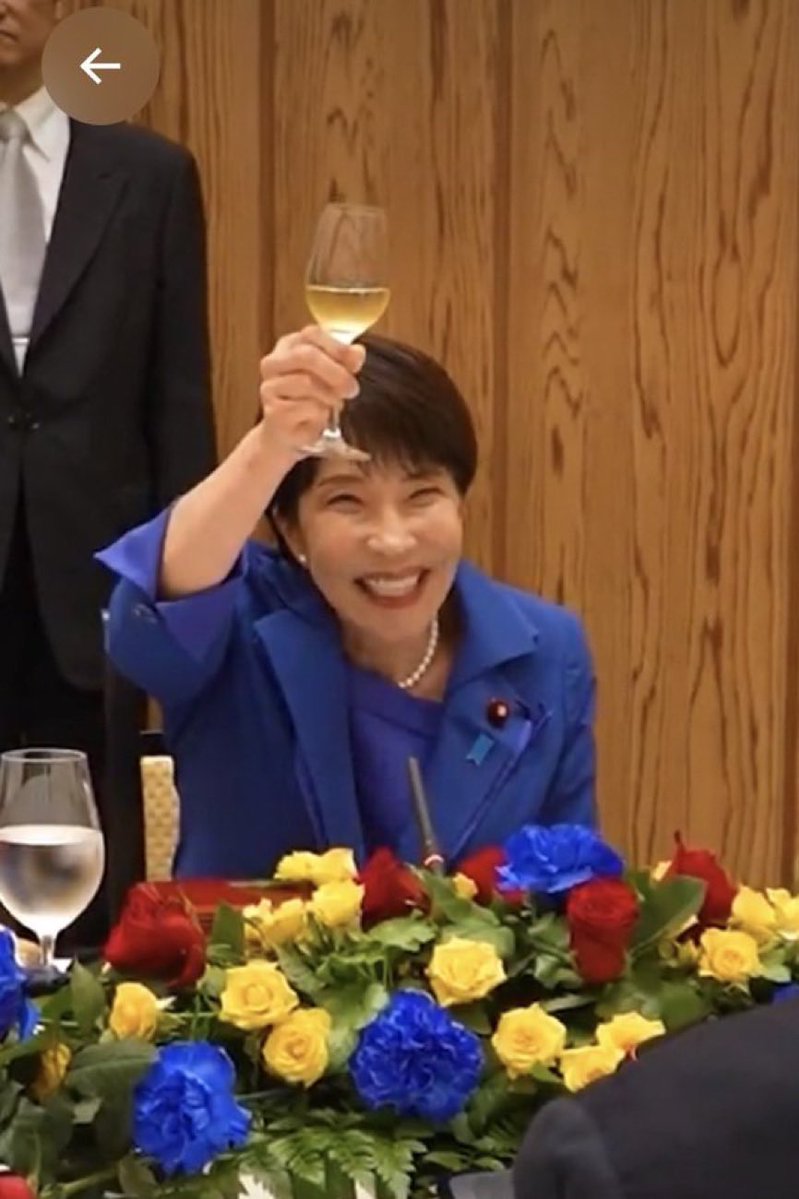 hhhaaatttoooppp's tweet photo. 見てよこの馬鹿な顔と所作。
日本の総理大臣なんだぜ？
#高市やめろ https://t.co/0IKjUkaRO3