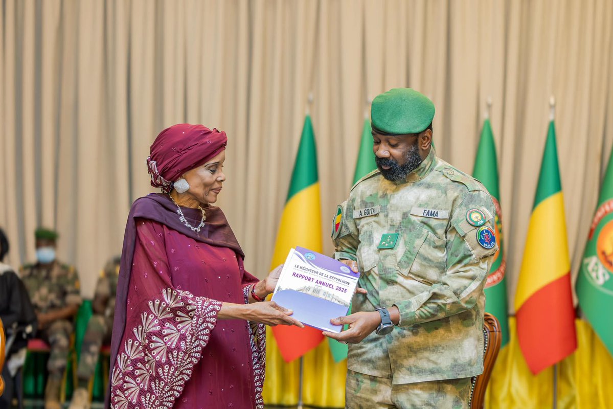 Gouvernememali's tweet photo. #CIGMA #INFO | Remise du Rapport annuel 2025 du Médiateur de la République au Président de la Transition

Bamako, le 29 septembre 2026

Le Président de la Transition, Son Excellence le Général d'Armée Assimi GOÏTA, a reçu, ce mardi 29 septembre 2026, le rapport annuel 2025 du Médiateur de la République, remis par Mme SANOGO Aminata MALLÉ. 

Dans son discours, le Chef de l'État a fait de l'écoute des citoyens et de l'exécution des recommandations une condition de la confiance dans l'État.

Cette cérémonie solennelle s'est déroulée en présence du Premier ministre, du Président du CNT et des membres du Gouvernement. Mme SANOGO Aminata MALLÉ, Médiateur de la République, a présenté ce rapport disposé en cinq parties.

La suite de l’article sur https://t.co/ogXcfwtMSD

#PRÉSIDENCE_KOULOUBA