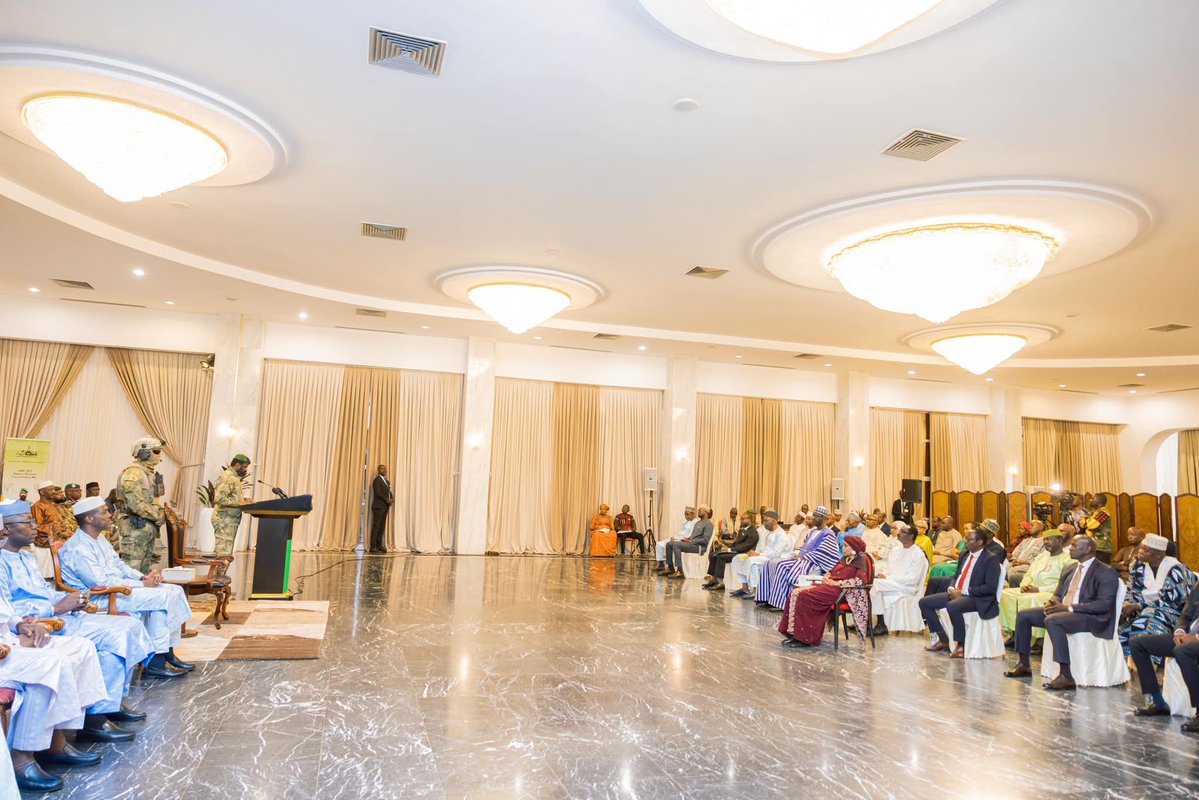 Gouvernememali's tweet photo. #CIGMA #INFO | Remise du Rapport annuel 2025 du Médiateur de la République au Président de la Transition

Bamako, le 29 septembre 2026

Le Président de la Transition, Son Excellence le Général d'Armée Assimi GOÏTA, a reçu, ce mardi 29 septembre 2026, le rapport annuel 2025 du Médiateur de la République, remis par Mme SANOGO Aminata MALLÉ. 

Dans son discours, le Chef de l'État a fait de l'écoute des citoyens et de l'exécution des recommandations une condition de la confiance dans l'État.

Cette cérémonie solennelle s'est déroulée en présence du Premier ministre, du Président du CNT et des membres du Gouvernement. Mme SANOGO Aminata MALLÉ, Médiateur de la République, a présenté ce rapport disposé en cinq parties.

La suite de l’article sur https://t.co/ogXcfwtMSD

#PRÉSIDENCE_KOULOUBA