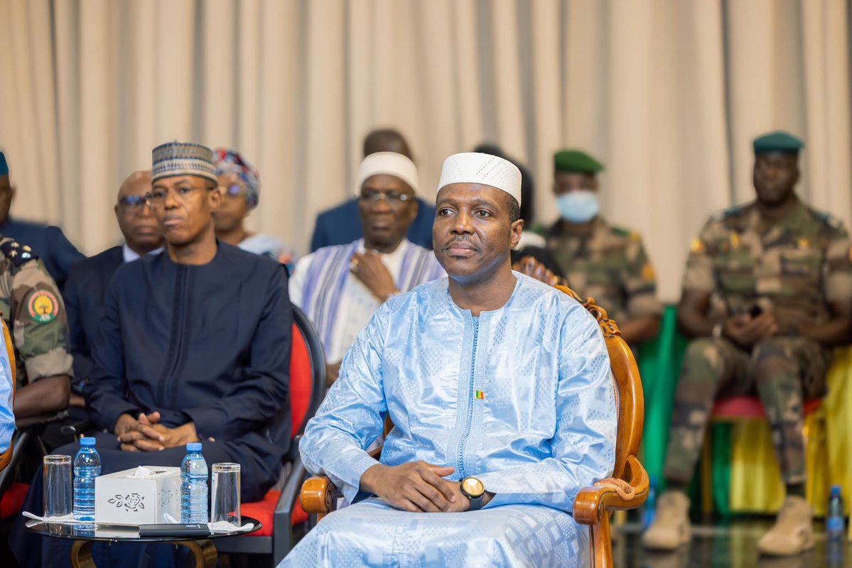 Gouvernememali's tweet photo. #CIGMA #INFO | Remise du Rapport annuel 2025 du Médiateur de la République au Président de la Transition

Bamako, le 29 septembre 2026

Le Président de la Transition, Son Excellence le Général d'Armée Assimi GOÏTA, a reçu, ce mardi 29 septembre 2026, le rapport annuel 2025 du Médiateur de la République, remis par Mme SANOGO Aminata MALLÉ. 

Dans son discours, le Chef de l'État a fait de l'écoute des citoyens et de l'exécution des recommandations une condition de la confiance dans l'État.

Cette cérémonie solennelle s'est déroulée en présence du Premier ministre, du Président du CNT et des membres du Gouvernement. Mme SANOGO Aminata MALLÉ, Médiateur de la République, a présenté ce rapport disposé en cinq parties.

La suite de l’article sur https://t.co/ogXcfwtMSD

#PRÉSIDENCE_KOULOUBA