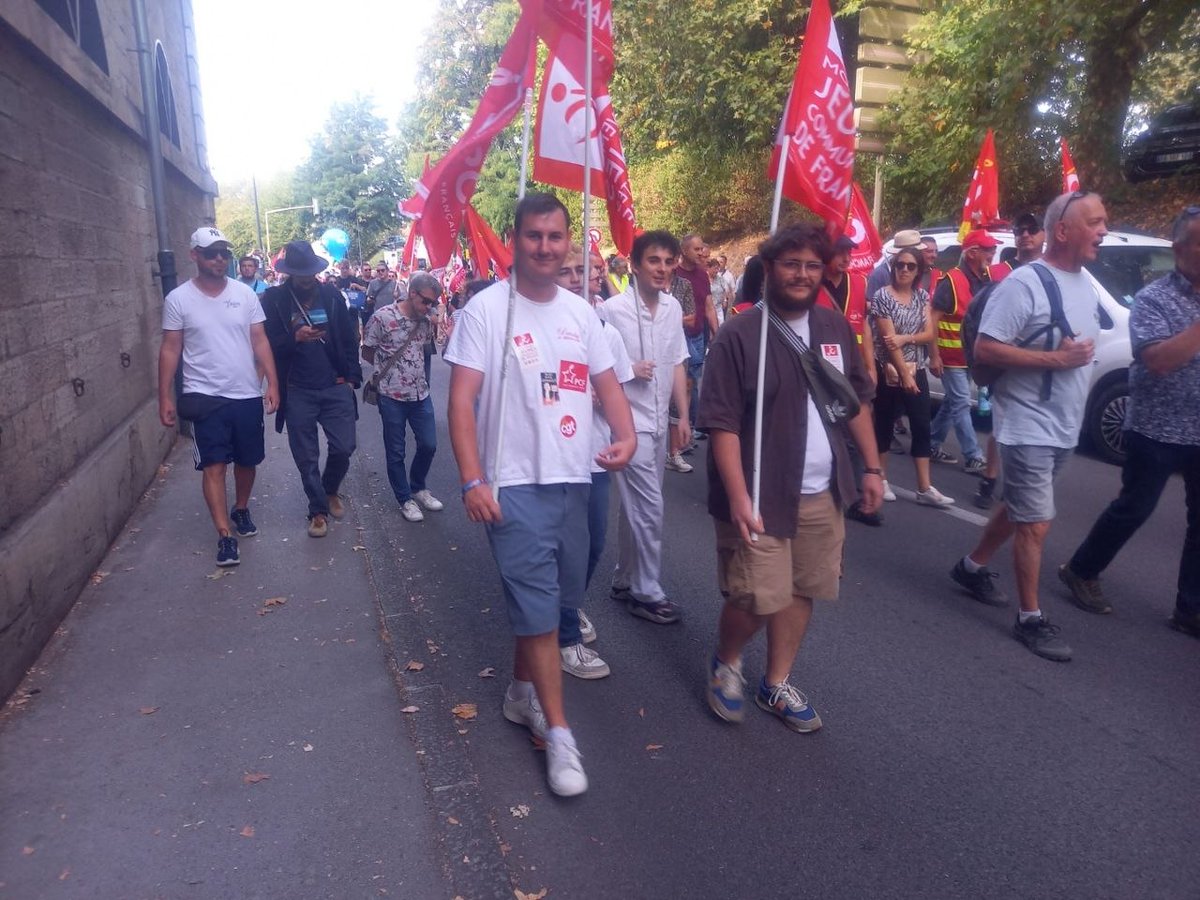 srabymarky's tweet photo. Plus de 1650 personnes marchant dans les rues à Besançon, des lycées et des facs bloqués. La mobilisation pour les services publics et les salaires est une franche réussite.
Bravo à l'intersyndicale pour l'organisation https://t.co/S1E72bOW4V