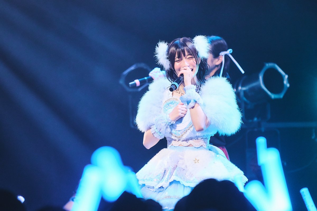 nmks_aina's tweet photo. 滝口愛奈生誕祭2026
ありがとうございました🐳🌟
長くなるけど読んでくれたら嬉しいです！

まずは、この日のために予定を合わせてくれて、中には遠方からお越しくださった方や無理してくださった方もいらっしゃると思います...！本当に感謝いっぱいです！
なんだかあいなばかり幸せにされてしまいましたが、ちゃんと皆にも「あいにきてよかった」って思ってもらえたでしょうか...？

セトリの話！
いきなり法被と扇子でASB踊らせていただきました🪭
こういうのしたかった~！
和っていいよね！
カッコイイ写真撮っていただけてたのでまた載せるね！笑

そしてカバー！
まずは、超ときめき♡宣伝部さんの「トゥモロー最強説‼︎」を、すずかのみさいおさおちゃんとカバーさせていただきました！
何度も元気をいただいてきた、大好きな曲。
かのみさとTIFで見学させていただいた思い出もあって...
どうしても今年絶対カバーさせていただきたかったんです(TT)❤️‍🔥
皆めちゃめちゃ練習してくれて、、うううおおとてもパワフルに良過ぎた！！ありがとう嬉しかったよ〜！😭
感想のコールタイムも強制的に言わせてすまぬ☺️💦💦
セリフやパートをこの子だよな~ってイメージして歌割フォーメーション準備した時間もすごく楽しかったな〜

そして、REIRIEさんの「Doggy Girls」を、つゆはちゃんとカバーさせていただきました！🐶
つゆはちゃんの歌い方、カッコ良過ぎたよ〜！！
いっぱい聴き込んで練習してくれてありがとうだ...(TT)
普段とまた違う表情が見られて、惚れた！！！！流石すぎた！！！！
大好きなREIRIEさん、そして大好きな曲、いつかいつか...と思って今年チャレンジさせていただけて、白滝コンビでできて大満足です！！！！💖

みさきちゃんつゆはちゃん、体調万全じゃなかったのにめっちゃくちゃ頑張ってくれて...本当にありがとう（ ;  ; ）
一緒に過ごせて嬉しかったけど、無理させてしまって申し訳なかった...早く良くなりますように(TT)(TT)💊
メンバー全員、本当にあたたかくて、眩しいくらい真っ直ぐで、優しくて大好き。
この子たちと一緒に活動できてることが、改めて幸せです。

そして、ななこちゃんと「どうか神様」を披露させていただきました！
この日のために北海道から来てくれて、大感謝すぎる...ありがとう！🐄⛄️♡
ななこちゃんの力強くも綺麗な歌声とダンスが大好き！！
やっぱり楽し過ぎたねっ🫶🏻
久々にお会いできた方々にとっても、幸せな時間になってたらいいな🥰
ななこちゃずっと仲良くしてくれて本当にありがとだよ（ ;  ; ）
あいなもまた北海道あそびにいくからねー！懲りずにこれからも仲良くしてねっ

そして、ソロ。
まねきケチャさんの「あたしの残りぜんぶあげる」をカバーさせていただきました！
今年の私が皆に届けたいメッセージを、一番伝えられると思い選ばせていただきました。
練習では一曲まるまる歌うのに苦戦したのですが、何度もボイトレにも行かせていただいたりいっぱい試行錯誤する内に学べたこともたくさんでした！
本番は、皆の前で歌わせていただけてる空間が嬉し過ぎて、不思議なパワーが湧いてた！❤️‍🔥
小学生の頃音楽の授業で、皆の前で歌うテストの時、緊張で声が出ずに泣いたり、結構最近までだって、ソロだと震えちゃってたのに。
こんなに笑顔で堂々と歌えるようになって、私のことを受け入れてくれる人がいるって、心強くて幸せ過ぎーーー！

アンコールで話した、
「ねえ 君が今日を生きる理由になれたら」

何かしら私のせいで悲しませたり苦しませちゃってたりするのかな？
って思うと、心苦しかったのですが。
なみけさーを、あいなおしさんを、君を、守れるように。
もうこれからはより一層、私の全てを捧げて歌い続けることをお約束します。

期待に応えられなかったよなって自分に失望してしまう日もあるけど。
皆がせっかくくれる愛は、無下にしないように。
なので、これから愛してほしいし、愛したいです！