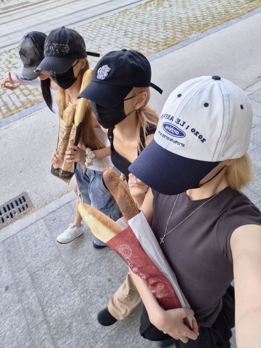 Jxwioo's tweet photo. paris dump, or should i say… paris food dump?🥐🇫🇷 https://t.co/SQCF1PmTCM