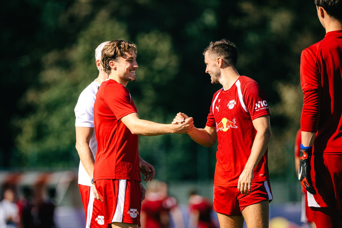 RBLeipzig's tweet photo. Zurück an der Arbeit am Cottaweg! 🔋🔴⚪️

Schön, dich wieder auf dem Platz zu sehen, Rocco! 👊🔙 https://t.co/Y9NhgmZ9Ty