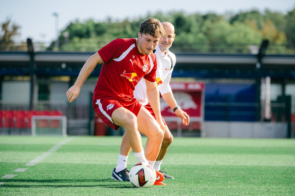 RBLeipzig's tweet photo. Zurück an der Arbeit am Cottaweg! 🔋🔴⚪️

Schön, dich wieder auf dem Platz zu sehen, Rocco! 👊🔙 https://t.co/Y9NhgmZ9Ty