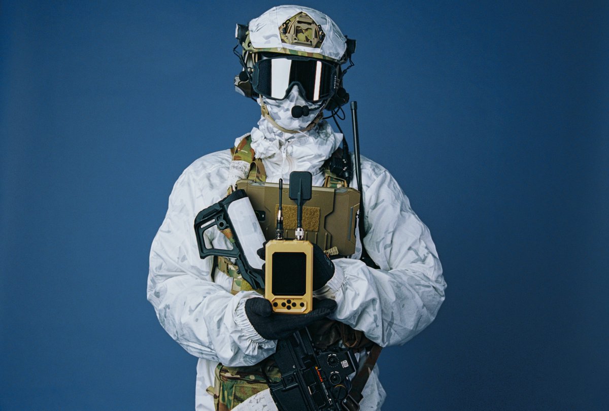 AtomsNotBits's tweet photo. BREAKING: The U.S. Army is putting wearable drone and RF detection directly on soldiers.

LA startup Heaviside Industries has secured a $99M Army contract for its body-worn MOTH spectrum analyzer, giving soldiers real-time RF awareness while operating at the edge.