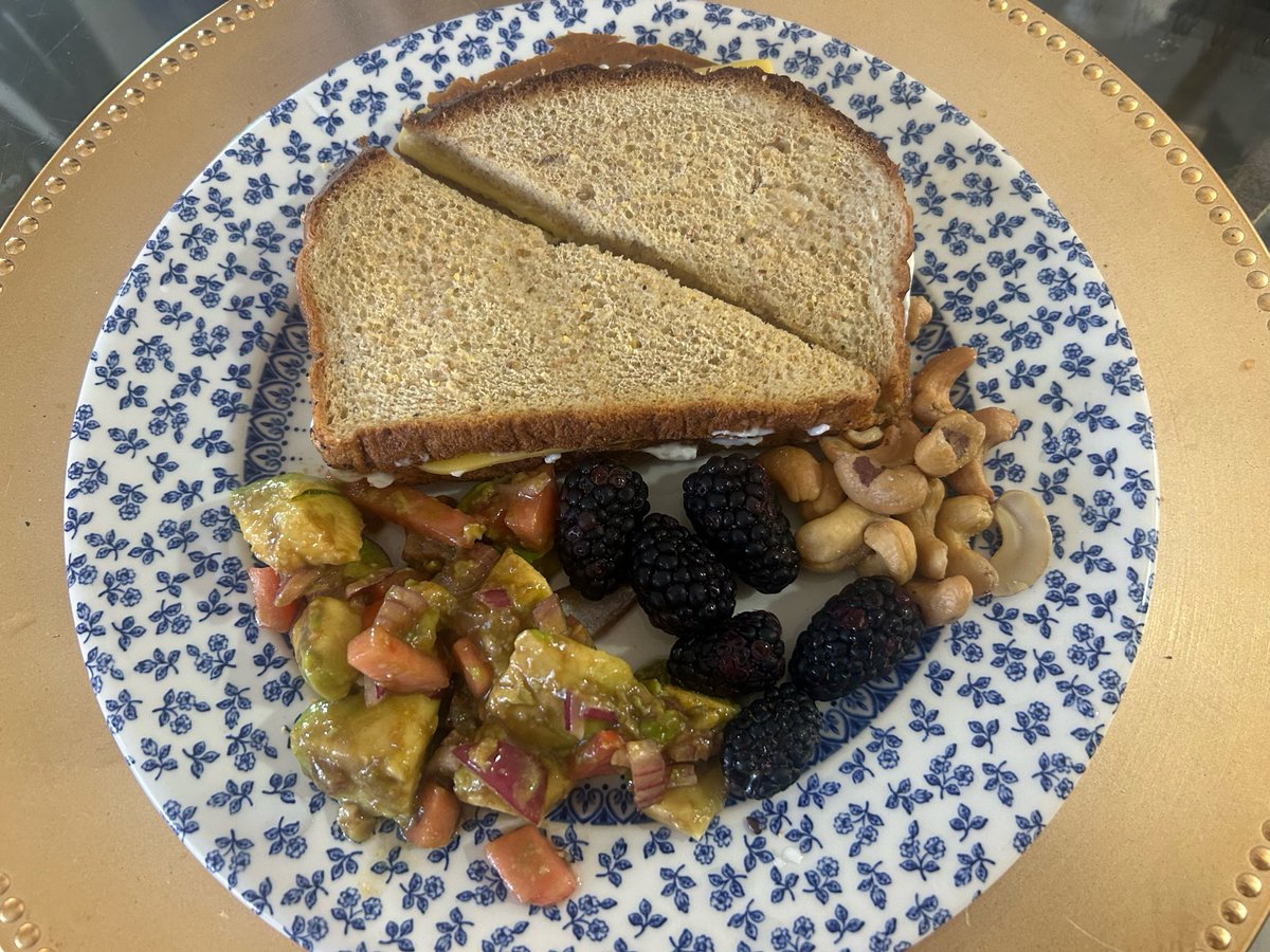 neuronharvest's tweet photo. 3rd grade ass meal https://t.co/uMgn7k3yig