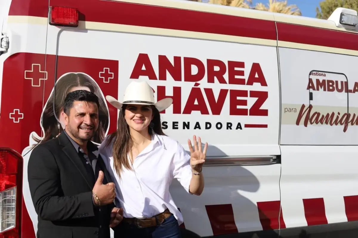 EIJefeDiego's tweet photo. Oye, @AndreaChavezTre, tengo una duda.

Ahora que ya no vas a ser candidata a gobernadora de Chihuahua, supongo que esas unidades médicas que, según tú, se sostenían con “gestiones” y apoyo de empresarios van a seguir recorriendo Chihuahua exactamente igual, ¿no?

Porque dijiste que no eran actos anticipados de campaña y hasta aseguraste que las mantendrías, solo quitándoles tu nombre y tu fotografía. 

Así que ahora viene una prueba bastante sencilla:

si realmente eran por la salud de los chihuahuenses y no por tu candidatura, deberían seguir funcionando aunque tú ya no seas la candidata.

¿Verdad?