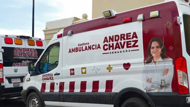 EIJefeDiego's tweet photo. Oye, @AndreaChavezTre, tengo una duda.

Ahora que ya no vas a ser candidata a gobernadora de Chihuahua, supongo que esas unidades médicas que, según tú, se sostenían con “gestiones” y apoyo de empresarios van a seguir recorriendo Chihuahua exactamente igual, ¿no?

Porque dijiste que no eran actos anticipados de campaña y hasta aseguraste que las mantendrías, solo quitándoles tu nombre y tu fotografía. 

Así que ahora viene una prueba bastante sencilla:

si realmente eran por la salud de los chihuahuenses y no por tu candidatura, deberían seguir funcionando aunque tú ya no seas la candidata.

¿Verdad?