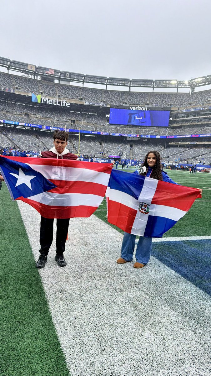 Joaquinphil2421's tweet photo. Thank you to the @Giants for choosing me as this year's Latino Youth Football Honoree. It was an incredible honor to be recognized during Hispanic Heritage Month alongside fellow honoree Myriam. Proud to represent my family, community, and Puerto Rican heritage. 🇵🇷🏈💙 @GiantsCRDept @DBP_Football @NavyFB @NavyFBrecruit @JSZ_Sports @Zack_Poff_MP @SMontoyaMP @bcarrnjsports1 @HSSportsNJ @HHFoundation @HispanicFB @MundoNFL @PrepRedzoneNJ @JustinGirshon @PJ_Potter @TroyVincentSr #LatinoYouthHonors #HispanicHeritageMonth