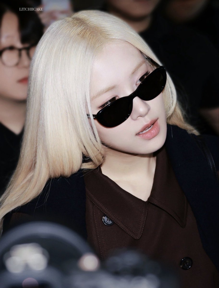 neung_212's tweet photo. Love 
ROSÉ FOR SAINT LAURENT 
#ParisFashionWeek 
#ROSÉ #YSL #SaintLaurent https://t.co/Ocl0EXalPB