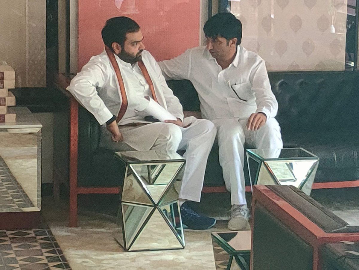 prdhangovindram's tweet photo. कांग्रेस के राष्ट्रीय सचिव एवं राजस्थान के सह-प्रभारी श्री चिरंजीव राव जी से आत्मीय मुलाकात कर आगामी पंचायती राज चुनावों को लेकर संगठनात्मक तैयारियों पर विस्तृत चर्चा की। इस दौरान ग्रामीण क्षेत्रों में कांग्रेस संगठन को और अधिक मजबूत बनाने, बूथ एवं पंचायत स्तर तक कार्यकर्ताओं की https://t.co/34iyp4Uvn8