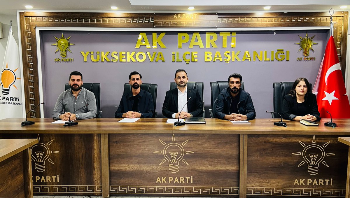 Akgencyova's tweet photo. 📍 YÜKSEKOVA İLÇE BAŞKANLIĞI

Haftalık olağan Yönetim Kurulu toplantımızı, İlçe Gençlik Kolları Başkanımız Sn. Servet Kürşat AKKURT’un riyasetinde gerçekleştirdik.

Toplantımızın teşkilatımıza, gençlerimize ve yarınlarımıza hayırlı olmasını temenni ediyoruz.

AK Gençlik; dünden ders alır, bugünü doğru değerlendirir, yarınlara umut ve kararlılıkla yürür.
@RTErdogan 
@AKGenclikGM