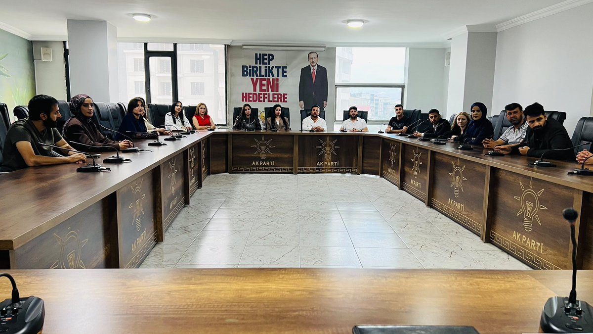 Akgencyova's tweet photo. 📍 YÜKSEKOVA İLÇE BAŞKANLIĞI

Haftalık olağan Yönetim Kurulu toplantımızı, İlçe Gençlik Kolları Başkanımız Sn. Servet Kürşat AKKURT’un riyasetinde gerçekleştirdik.

Toplantımızın teşkilatımıza, gençlerimize ve yarınlarımıza hayırlı olmasını temenni ediyoruz.

AK Gençlik; dünden ders alır, bugünü doğru değerlendirir, yarınlara umut ve kararlılıkla yürür.
@RTErdogan 
@AKGenclikGM
