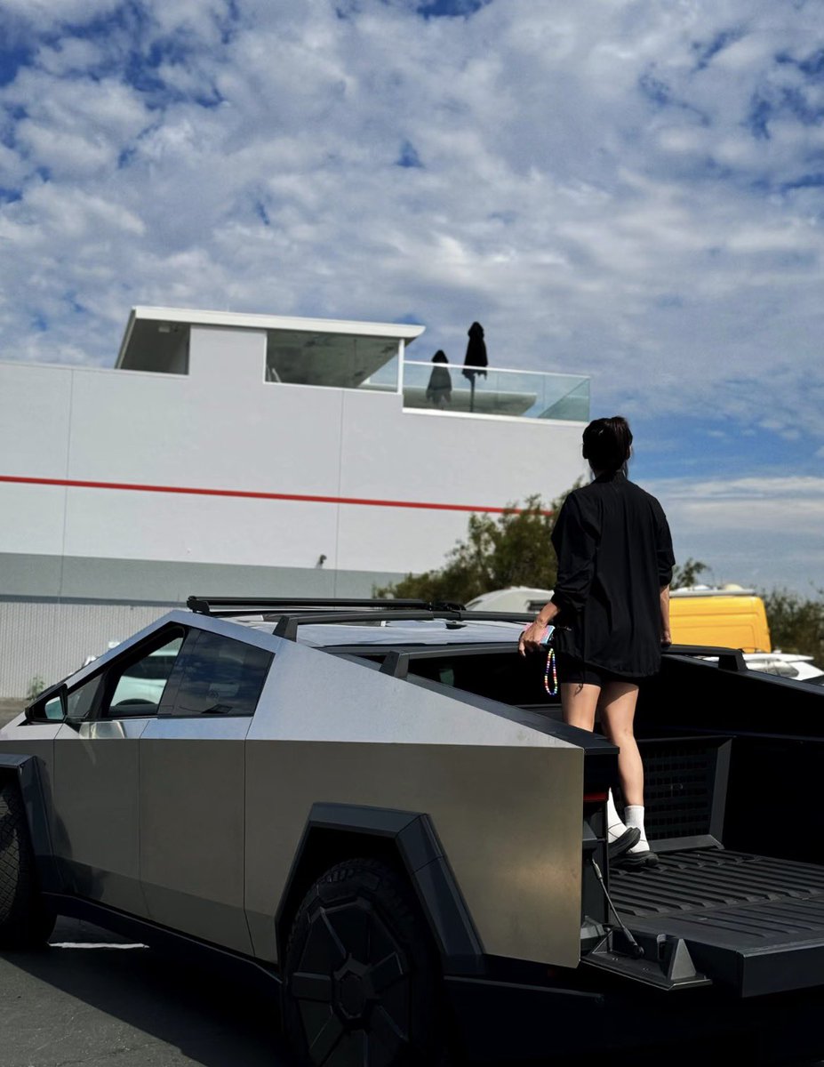 penngyYeh's tweet photo. The Cybertruck is absolutely safe and has amazing acceleration - no one could resist it! #Cybertruck https://t.co/XWSppyf85F