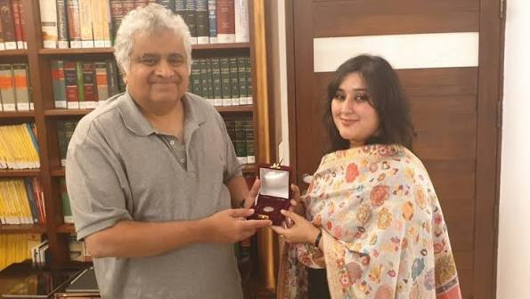 akhileshsharma1's tweet photo. He charged only one rupee. Just minutes before her fatal cardiac arrest, former External Affairs Minister Sushma Swaraj had called him to collect the symbolic fee. After her passing, her daughter, Bansuri Swaraj, met him and presented a one-rupee coin-fulfilling her mother’s final wish.