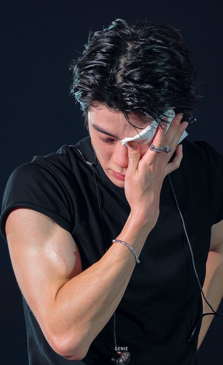 whiterosesjjh's tweet photo. this version of you is dangerous fr 😨 https://t.co/ao9ylKC2XC