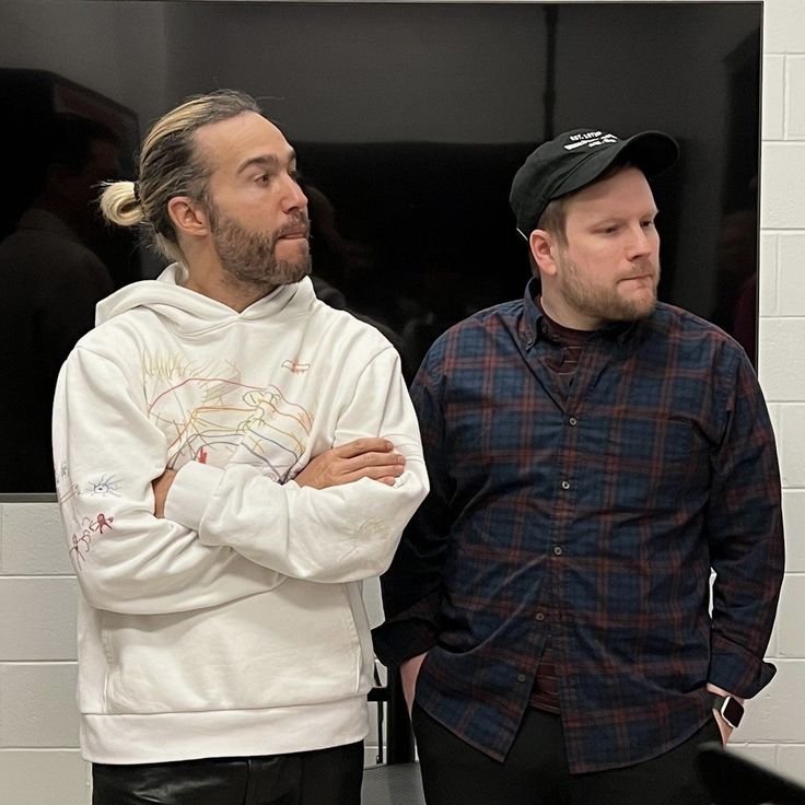 _wentziswhack_'s tweet photo. They look like divorced parents on Saturday morning doing the kid handoff in a parking lot https://t.co/LbIoXWRXMp