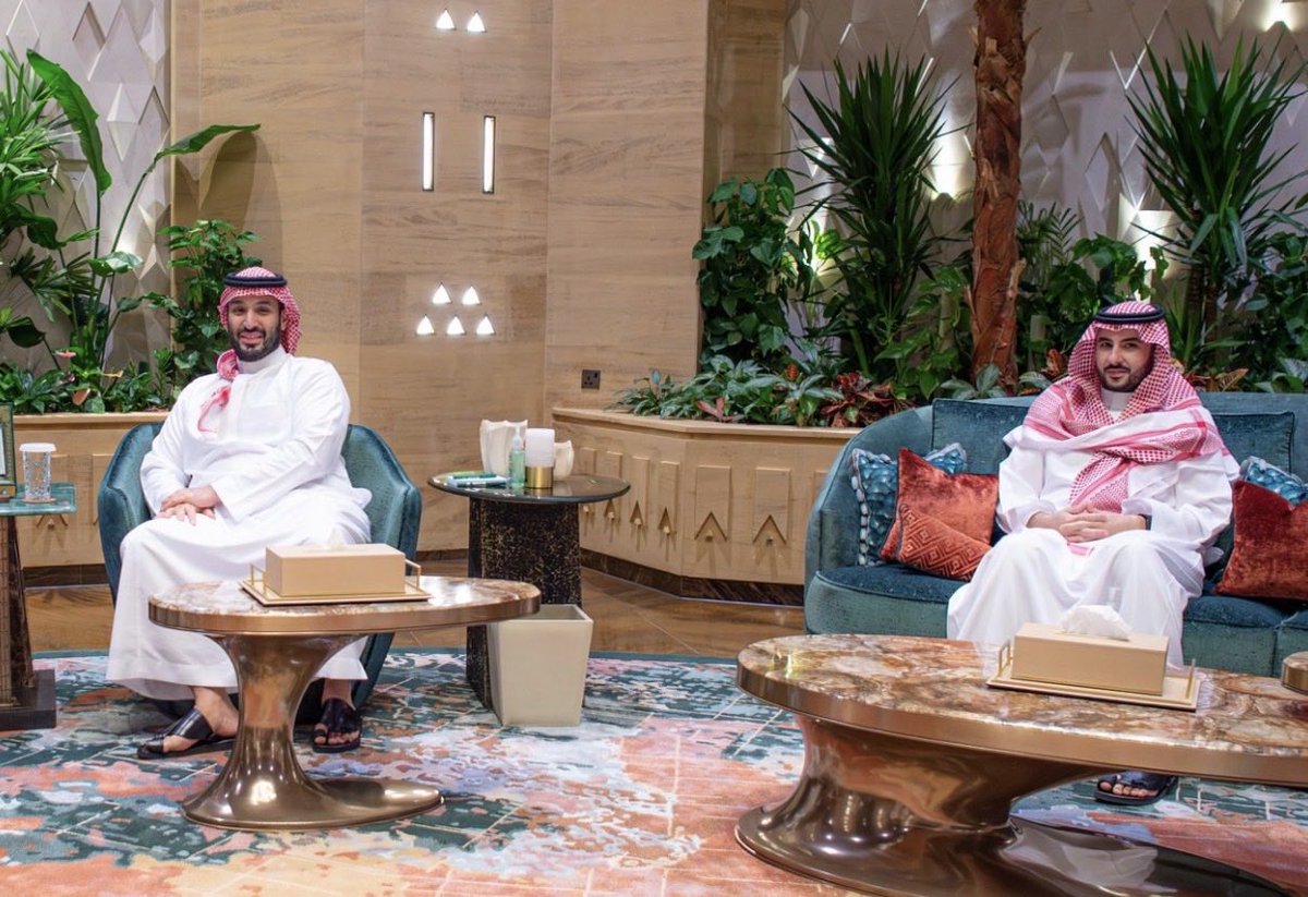M2jed966's tweet photo. على يمناه اخوه ونعم الاخو معرّب الجدين 
الاخو  اللي يعز اخوه  ويعينه  على الطاله 

هذا خالد ولد سلمان مثل السيف ابو حدين 
على حده يلوح  الموت ،  والامان بظلاله 

#ولي_العهد‌ 
#خالد_بن_سلمان https://t.co/zbLp0DFxms