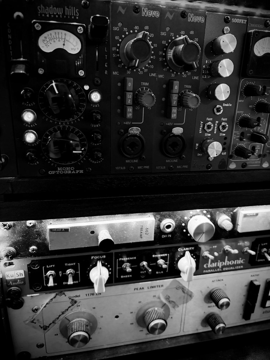 Pla_ryutaro's tweet photo. 都内戻って深夜のMIX作業して〼。

「デも / demo #3」

すごいの出来てきて〼。

もうちょっとかかるけど。

（・デも・）/3 https://t.co/W16yxuxrUm