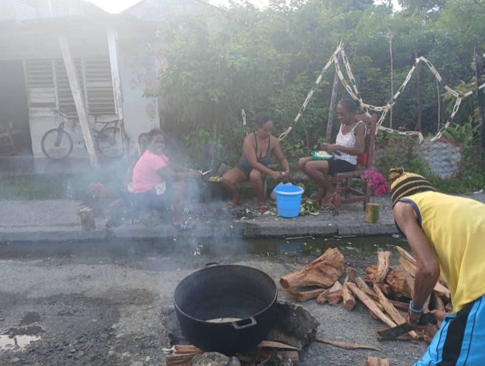 GHNordelo5's tweet photo. Cederistas de La Playa, en Baracoa, Guantánamo, montaron desde temprano sus caldosas para celebrar los #66AñosCDR #Cuba #CDRCuba https://t.co/xsZLUfz5LB