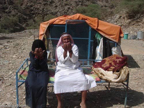 8hzpu's tweet photo. هذا أخوكم "عارفكو شفاط النمل"، 
تم طرده مع أطفاله من الشقة التي كان يسكنها، والآن يسكن في سيارته بمدينة الرياض في وضع مزري وقاسٍ جداً، 
ولم يقصر معه أخونا "أبو نورة" حيث قدم له المساعدة، جزاه الله خيراً.، 
علماً بأنه يستقبل الأطعمة، والملابس لأطفاله.
نسأل الله أن يرحم حاله.💔🤲🏻 https://t.co/wnxyxDqaPj
