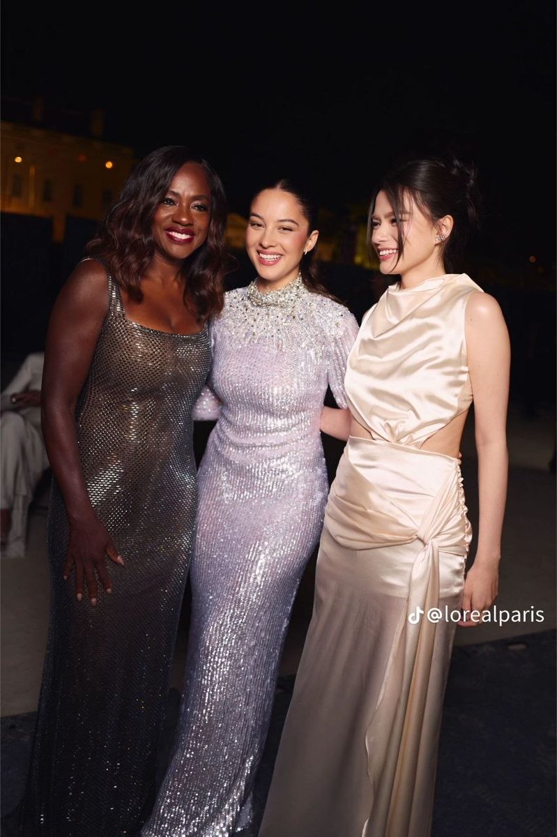 beckyfanclub05's tweet photo. น้องเบคกี้และคุณ Viola Davis นักแสดงดีกรีรางวัลออสการ์ และคุณ Vivianne Dietz นักแสดงชาวชิลี

@LOrealParisTH @AngelssBecky

REBECCA LE DEFILE LOREAL PARIS26
#LeDefileLOrealParis2026xBecky
#beckysangels #BeckyArmstrong
#RebeccaxLOrealParis #LeDefileLOrealParis #LOrealParisTH https://t.co/McL0XjPfRY