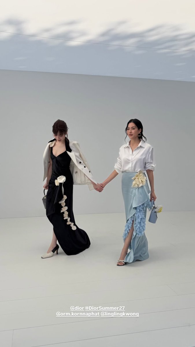 ormtls_mm's tweet photo. ဘာလို့အဲ့လောက်တောင် လှကြတာလဲဟာ 

LINGORM BA DIOR AT PFW #DiorSummer27xLingOrm #OrmKornnaphat #DiorSummer27 #Dior #PFW @ormmormm @Dior https://t.co/1jncPlnYfu
