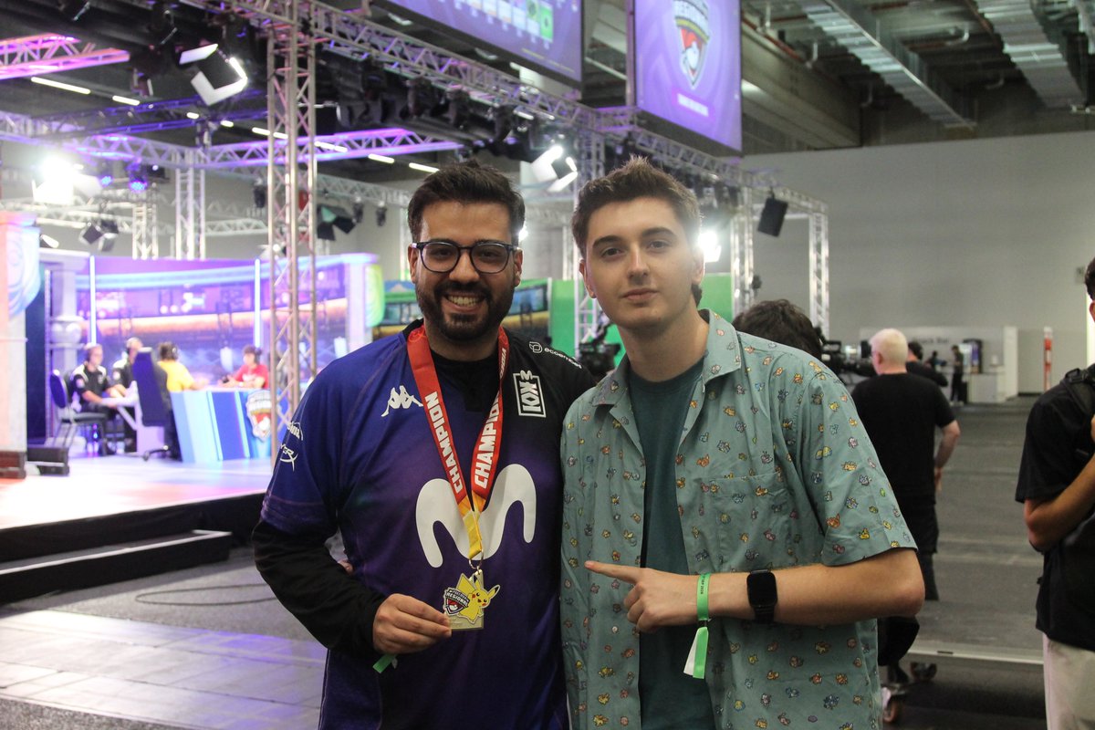 OscarBK_'s tweet photo. Y a gente como @riopaser y @TorvivVGC gente que llevo mucho tiempo viendo como compiten y que la verdad son supercercanos con la gente de la comunidad

Felicidades sobre todo a Riopaser por el perfect en el torneo, eres muy bueno

PD: conseguimos que nos firmase el gorro de los tucanes
