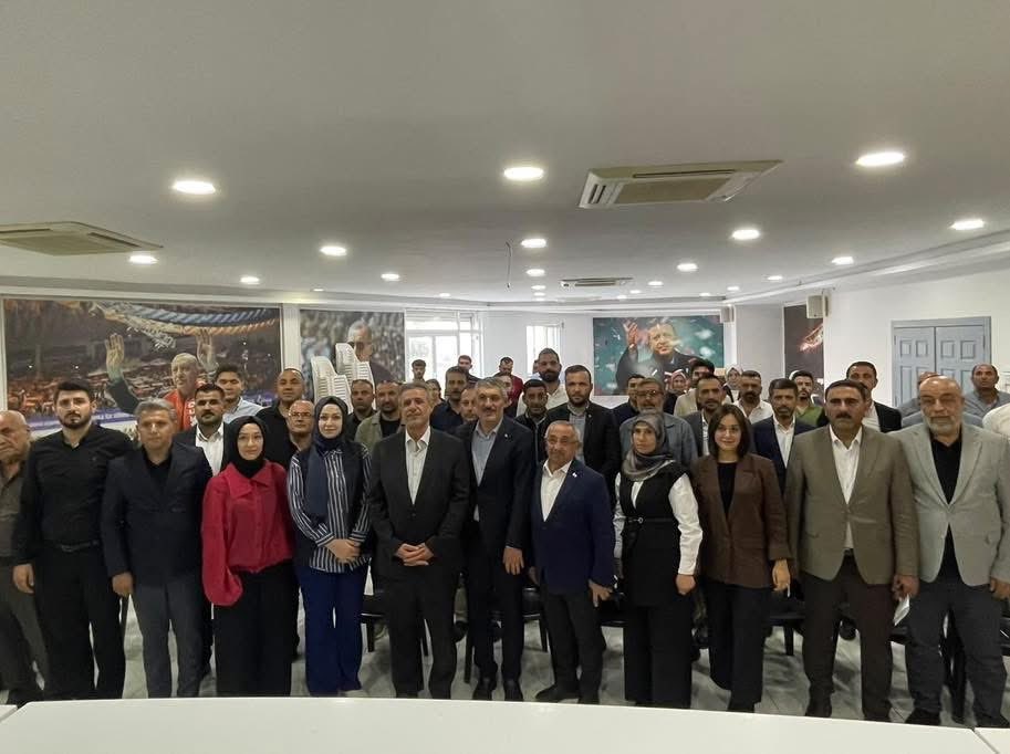 Aknizipkadinkol's tweet photo. Ak parti Gaziantep Milletvekilimiz Sayın İrfan Çelikaslan’ın teşrifleriyle, İlçe başkanımız Sayın Fatih Altunses, Kadın Kolları Başkanımız Sayın Rabia Günbay, İl başkan yardımcılarımız ve ana kademe yönetim kurulu üyeleri ile birlikte haftalık olağan toplantımızı gerçekleştirdik. https://t.co/wrIJz4GlGU
