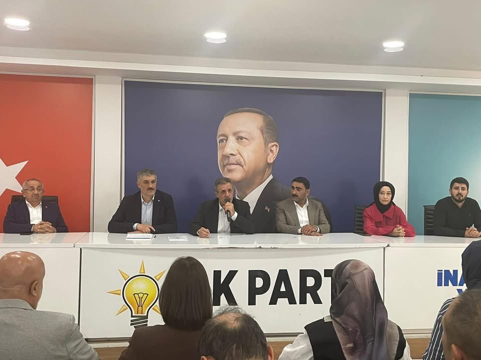 Aknizipkadinkol's tweet photo. Ak parti Gaziantep Milletvekilimiz Sayın İrfan Çelikaslan’ın teşrifleriyle, İlçe başkanımız Sayın Fatih Altunses, Kadın Kolları Başkanımız Sayın Rabia Günbay, İl başkan yardımcılarımız ve ana kademe yönetim kurulu üyeleri ile birlikte haftalık olağan toplantımızı gerçekleştirdik. https://t.co/wrIJz4GlGU