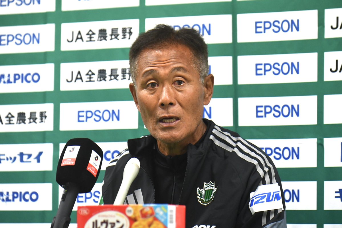ssports_kingdom's tweet photo. <TOPICS>
⚽️#松本山雅FC 🐦

📝ルヴァンカップ1stステージ2回戦、J2アルビレックス新潟を1-0で破りました🤩

石﨑信弘監督が就任して以降、初めての「ウノゼロ」。会見でそれを問われると、

「1-0の石﨑と呼ばれているので」と笑いを誘いました😆

そして10月14日の3回戦、相手はサンフレッチェ広島🐻

広島出身の監督は「ここ（サンプロアルウィン）でやるの？広島？」と、しきりに会場を気にかけていました😀

前回、広島が来松したのはJ1時代の2019年。前田大然選手の松本ラストゲームで、パウリーニョ選手の劇的同点弾で2-2とした試合でした🟢

#yamaga