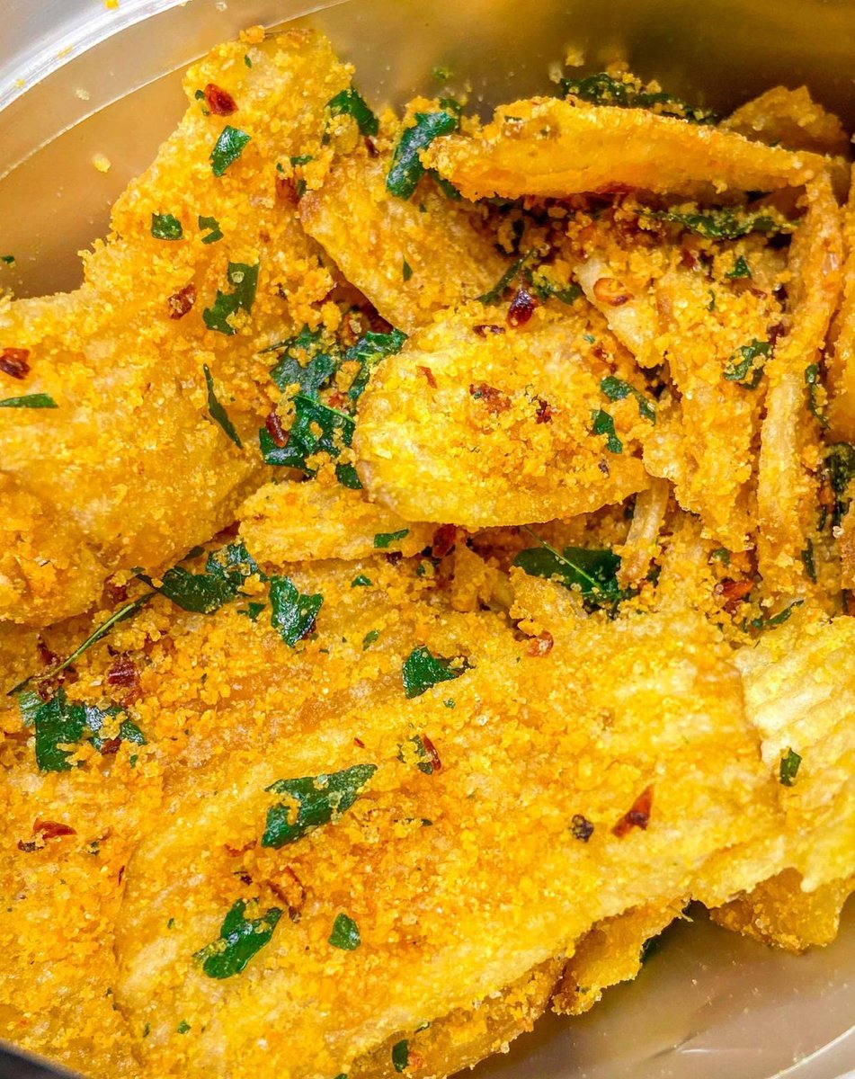 MathaMulliuso's tweet photo. Just unearthed the most crispy salted egg yolk potato chips—sharing the crunch joy with all snack lovers here  Tag someone who needs this snack pick-me-up! https://t.co/iTHwyOVTkL