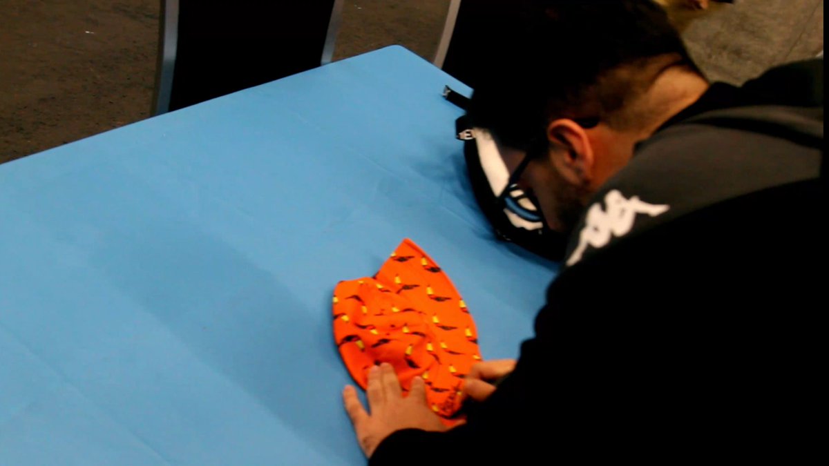 OscarBK_'s tweet photo. Y a gente como @riopaser y @TorvivVGC gente que llevo mucho tiempo viendo como compiten y que la verdad son supercercanos con la gente de la comunidad

Felicidades sobre todo a Riopaser por el perfect en el torneo, eres muy bueno

PD: conseguimos que nos firmase el gorro de los tucanes