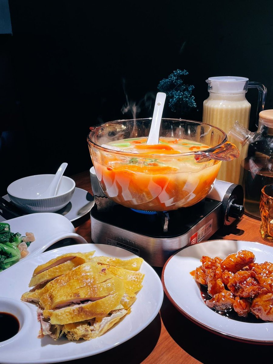 ColetteRyaboa's tweet photo. Noche fría, taza de café caliente y plato casero en el pequeo local: lo único que necesitas para calentar el alma después de un día largo. https://t.co/si8xOIyWeI